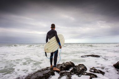 Surfer sörf ile ilgilenen buzlu