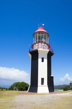Kırmızı ışık ile mavi ve beyaz deniz feneri