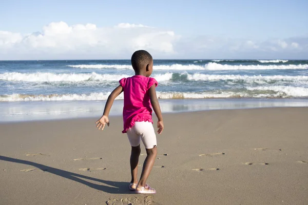 Dziewczynka w różowy przy plaży — Zdjęcie stockowe
