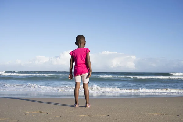 Mała dziewczynka nad oceanem, przy plaży — Zdjęcie stockowe