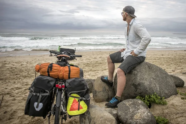 Langstreckenradler mit Fahrrad am Strand — Stockfoto