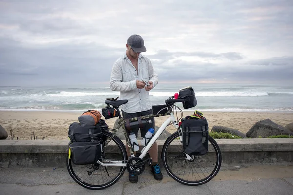 Langstreckenradler mit Fahrrad am Meer — Stockfoto