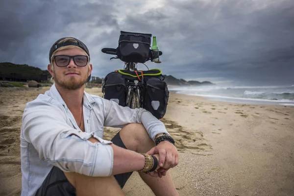 Lange afstand fietser op strand met fiets — Stockfoto