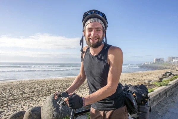 Cycliste de randonnée avec vélo à la plage — Photo