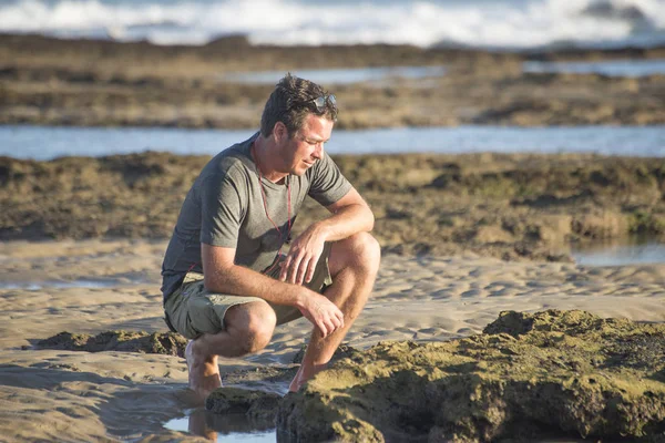 Man op de rotsen door de Oceaan — Stockfoto