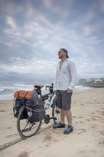 Przygoda rowerzysty na plaży z rowerem Obrazy Stockowe bez tantiem