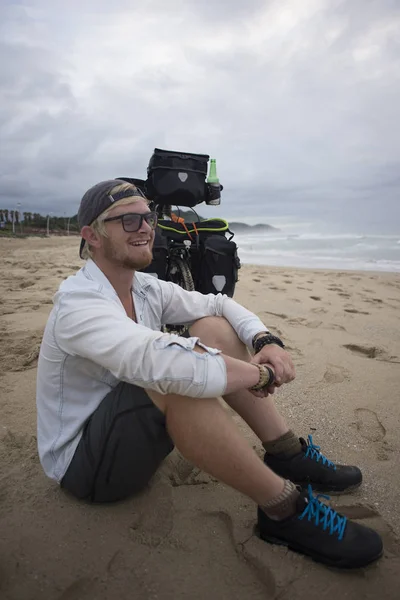 Cyclus Packer op strand met fiets — Stockfoto