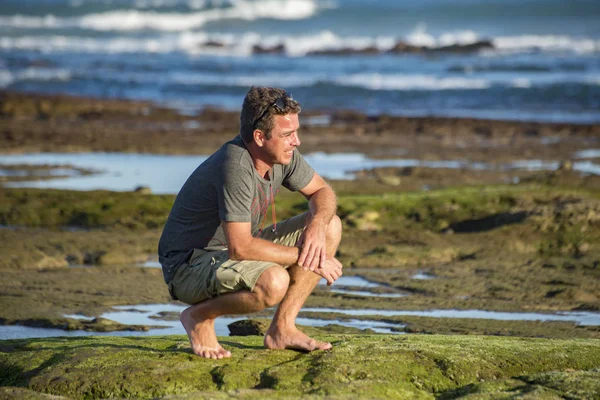 Homem em assombrações por rockpool — Fotografia de Stock