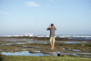 Boyunca kayaların üzerinde yürüyen adam