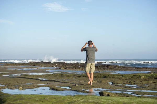 Boyunca kayaların üzerinde yürüyen adam Telifsiz Stok Fotoğraflar
