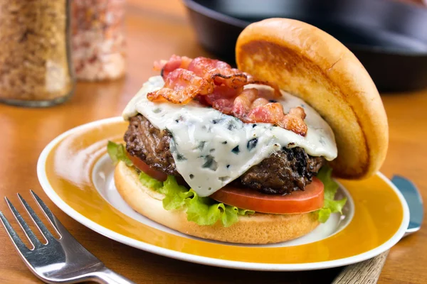 Hausgemachter Rindfleisch-Burger — Stockfoto