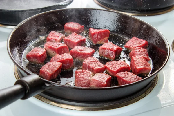 Searing beef bottom round roast cubes — Stock Photo, Image