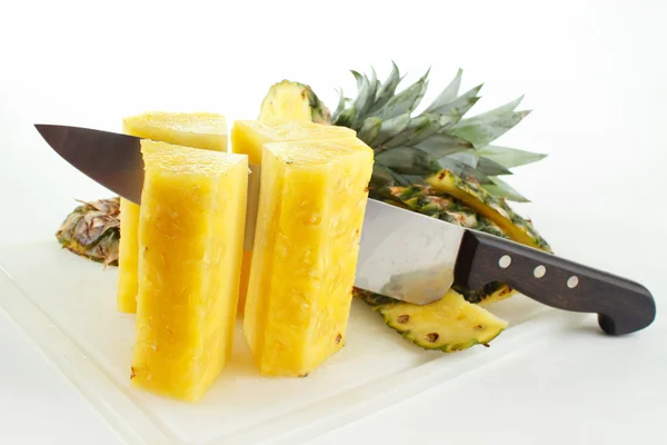 Cutting fresh pineapple — Stock Photo, Image