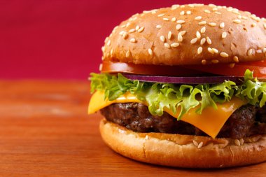 Hamburger closeup kırmızı zemin üzerine