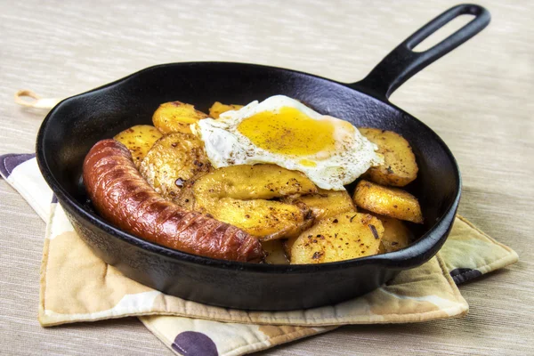 Serving pan fried potatoes — Stockfoto