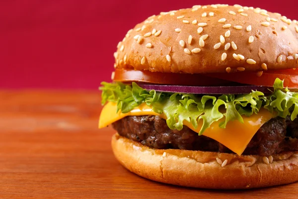 Hamburger close-up op rode achtergrond Stockfoto