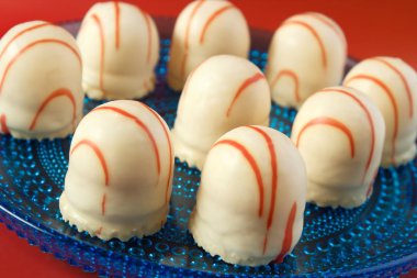 Beyaz çikolata kaplı marshmallow