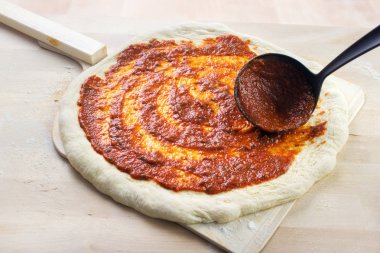 Pizza domates sosu Yayilim