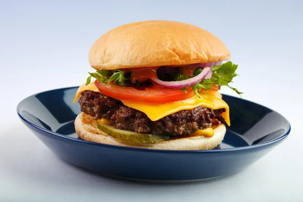Huisgemaakte hamburger met kaas , — Stockfoto