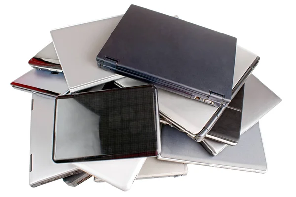 Куча старых ноутбуков — стоковое фото