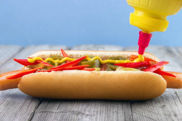 Würstchen mit Senf verfeinern — Stockfoto