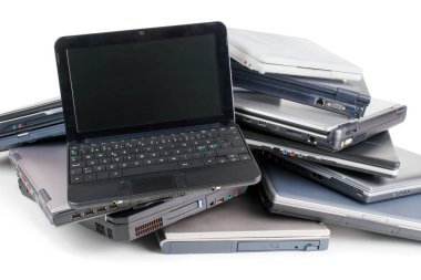 Kullanılan dizüstü bilgisayarlar yığını