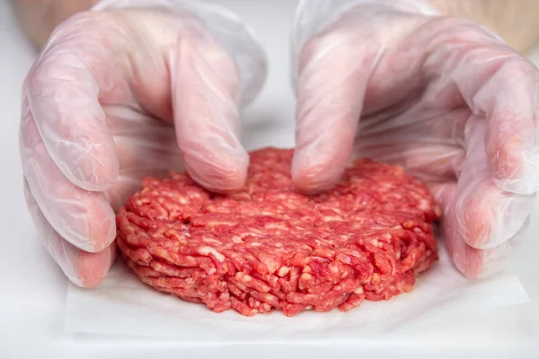 Ruční tvarování burger — Stock fotografie