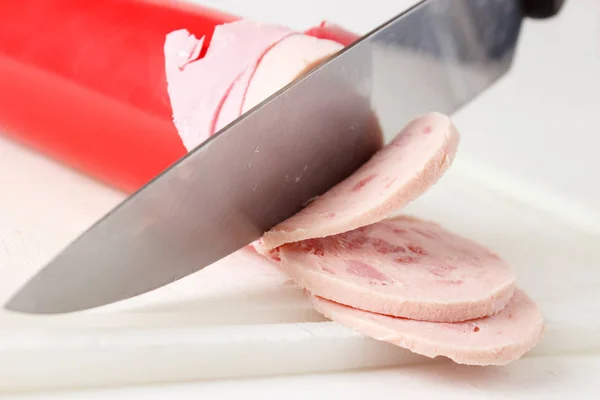 Messer schneidet Wurst — Stockfoto