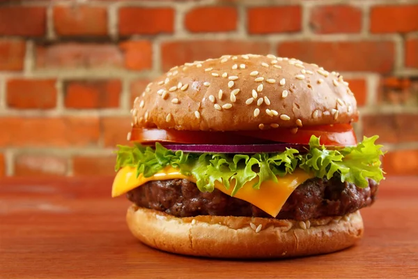Burger s cihlovou zeď — Stock fotografie