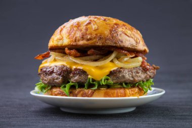 çizburger pastırma ve pişmiş soğan ile 