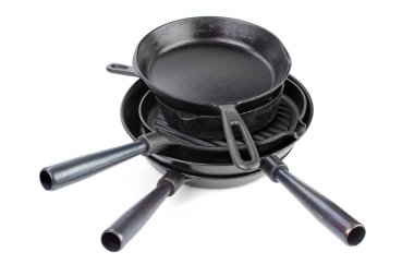 Farklı dökme demir skillets yığını
