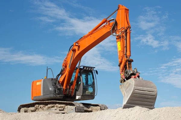 Excavator in gravel quarry site — Stock Photo, Image