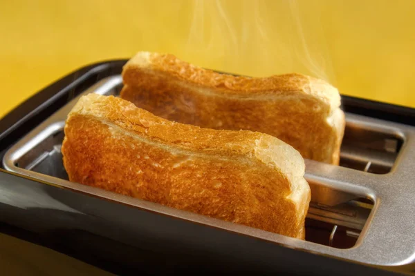 İki sıcak tost ile ekmek kızartma makinesi. — Stok fotoğraf