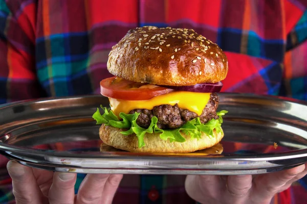 Manos Sosteniendo Bandeja Servir Con Hamburguesa Queso Pan Casero —  Fotos de Stock