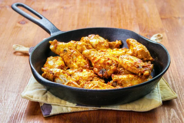 Fried Spicy Chicken Wings Cast Iron Skillet — Stock Photo, Image
