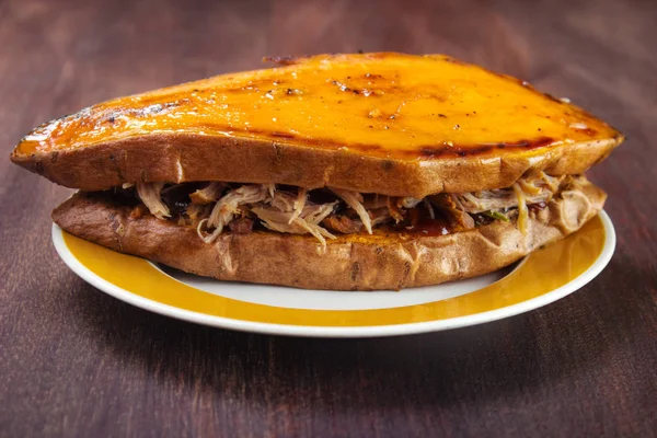 Sandwich Aus Zwei Gebratenen Süßkartoffelscheiben Und Pulled Pork Mit Sauce — Stockfoto