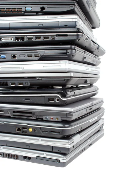 Cölöp Ból Laptop Számítógépek Elszigetelt Fehér Függőleges — Stock Fotó