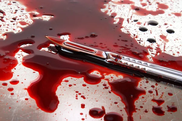 Chirurgenmesser Mit Viel Blut Auf Autopsietisch Aus Edelstahl — Stockfoto