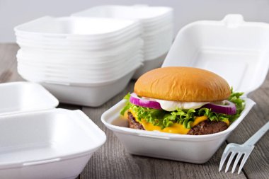 Çizburgerli tek kullanımlık strafor burger kutuları.