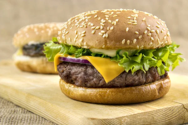 Domácí Hamburgery Dřevěné Desce Detailní — Stock fotografie