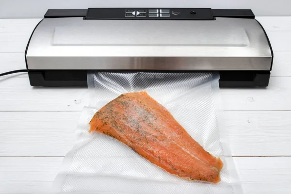 Sellador Alimentos Vacío Con Filete Salmón Sellado Sazonado Mesa Madera —  Fotos de Stock