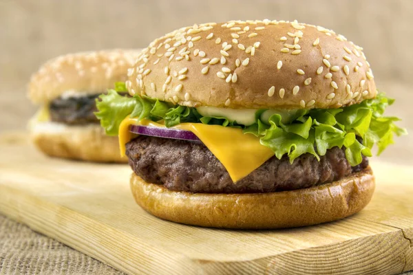 Zelfgemaakte Hamburgers Houten Plank Closeup Rechtenvrije Stockfoto's