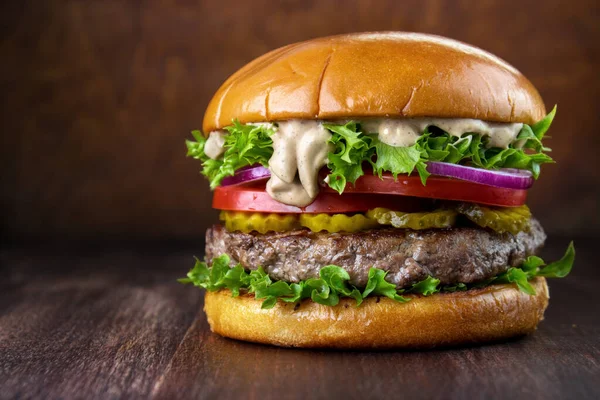 Ahşap Masada Özel Biberli Mayonez Soslu Biftek Burger - Stok İmaj