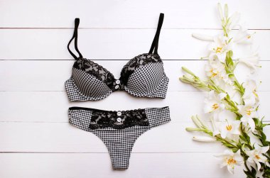 Güzel kadın iç çamaşırı. Dantel külot ve sutyen ahşap arka plan üzerinde yalan.