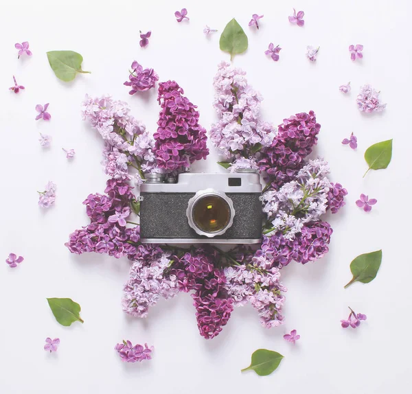 Vacker lila och gamla kamera på en vit bakgrund — Stockfoto