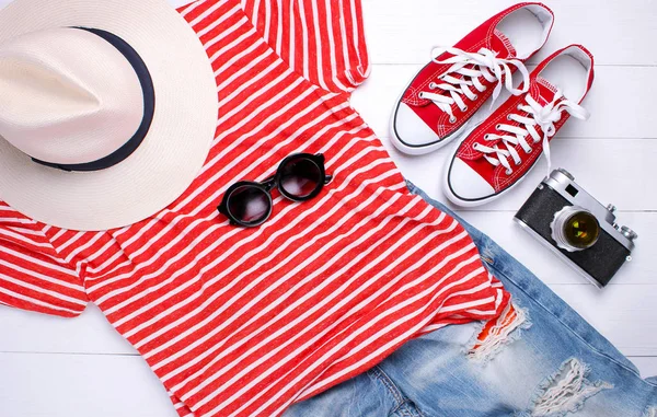 T-shirt na moda, jeans, chapéu de câmera e óculos em um fundo branco — Fotografia de Stock