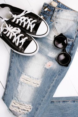 Beyaz arka planda güneş gözlüklü şık kotlar.