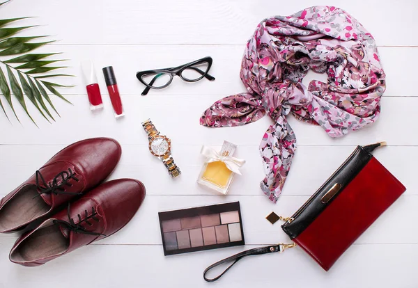 Мода обувь, красивый шарф и очки на белом фоне — стоковое фото