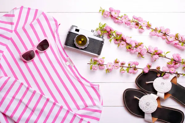 유행 스웨터, 신발, 카메라, 흰색 바탕에 꽃 — 스톡 사진