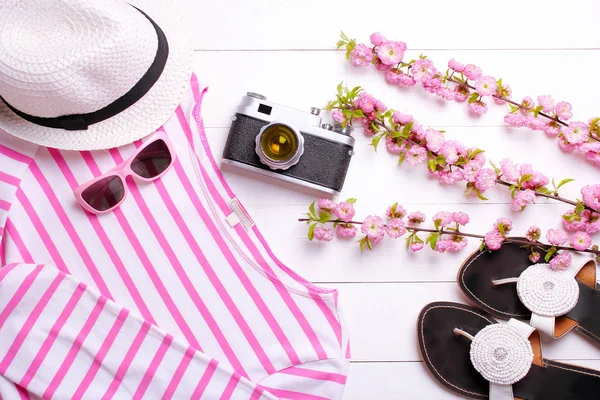 Modieuze trui, schoenen, camera en bloemen op een witte achtergrond — Stockfoto